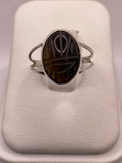 Anillo Artesanal de Plata Ley 950 con Ojo de Tigre Tallado, vista de detalle