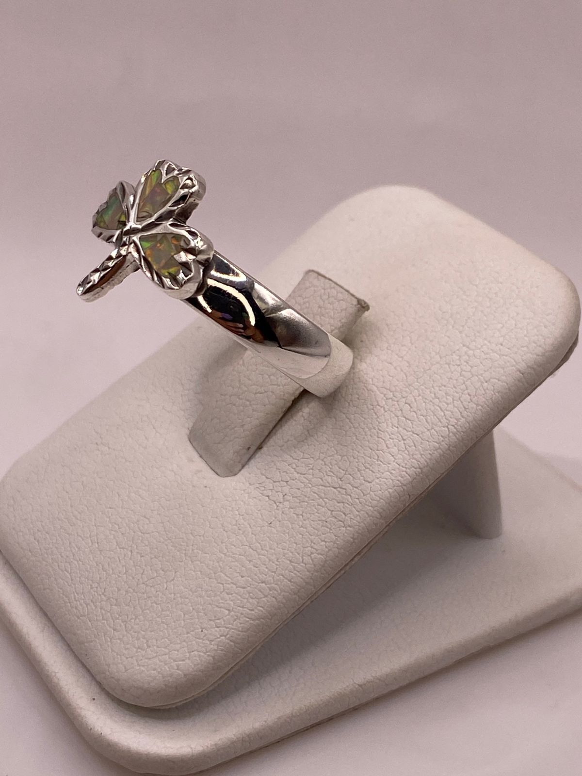 Anillo Artesanal de Plata Ley 950 con Ópalo de Fuego Tornasol, vista lateral