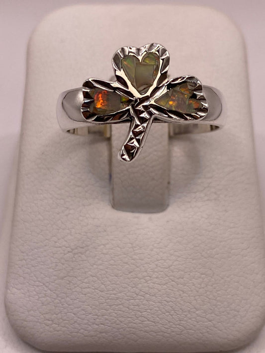 Anillo Artesanal de Plata Ley 950 con Ópalo de Fuego Tornasol en báscula mostrando peso