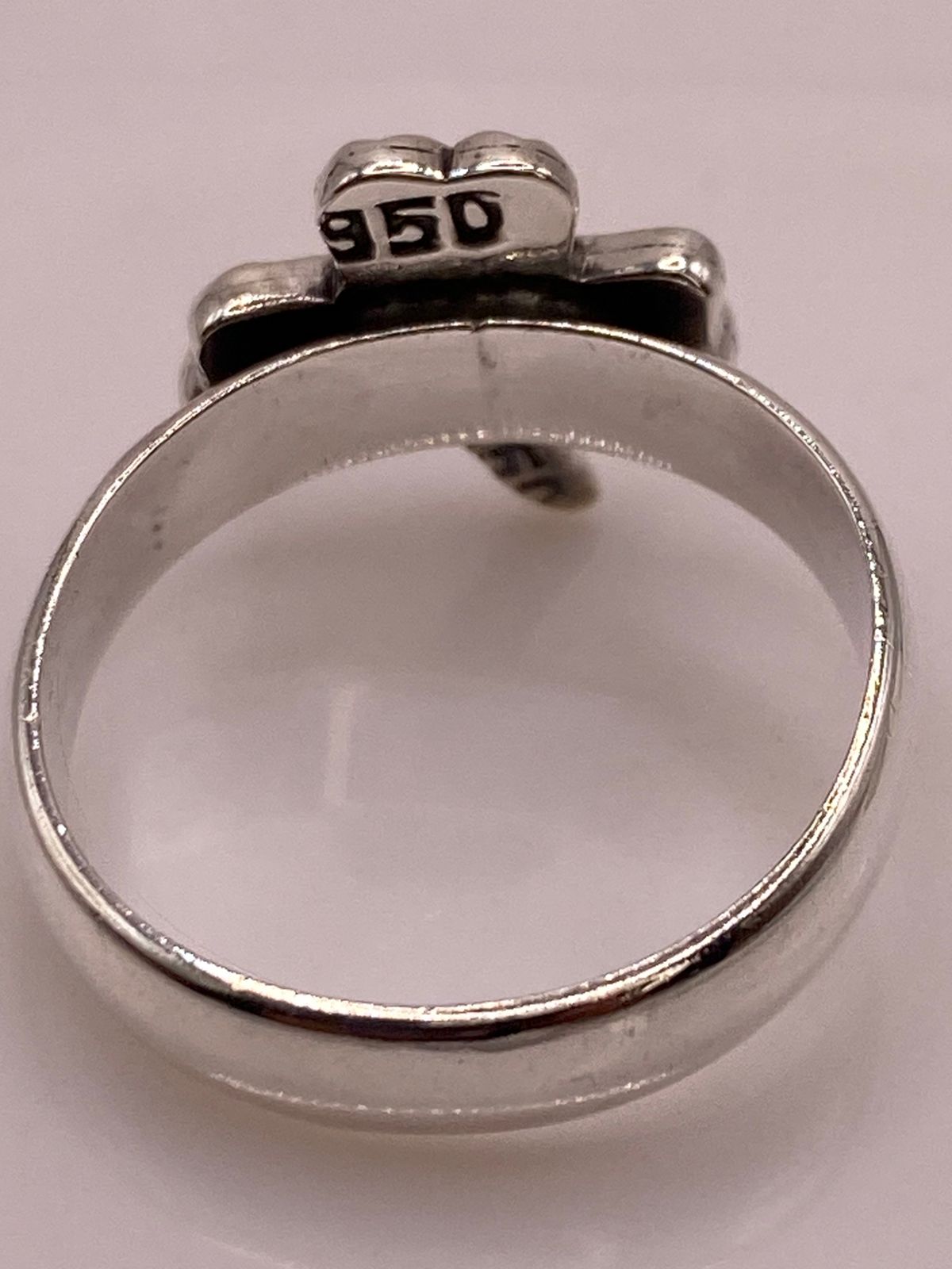 Anillo Artesanal de Plata Ley 950 con Ópalo de Fuego Tornasol, sello de autenticidad Plata Ley .925