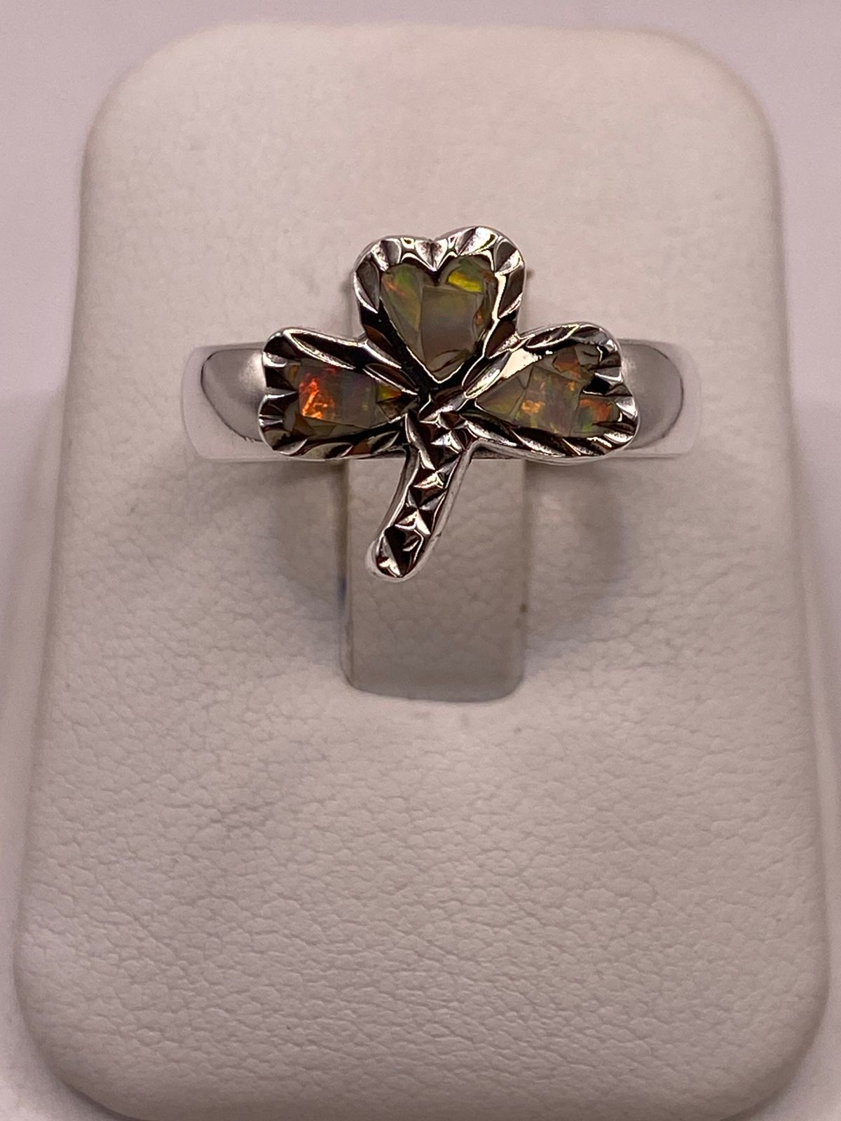 Anillo Artesanal de Plata Ley 950 con Ópalo de Fuego Tornasol, vista de detalle