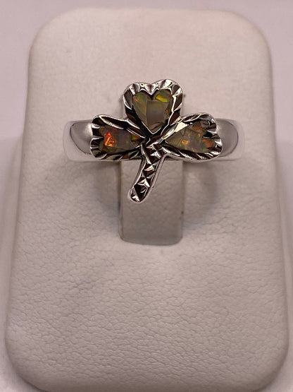 Anillo Artesanal de Plata Ley 950 con Ópalo de Fuego Tornasol, vista de detalle