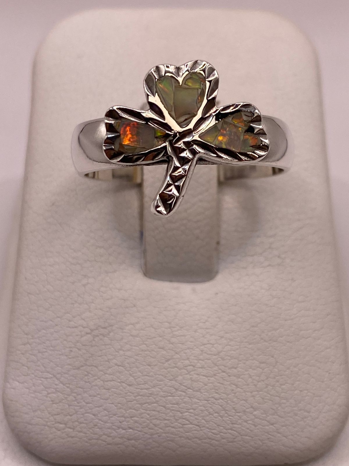 Anillo Artesanal de Plata Ley 950 con Ópalo de Fuego Tornasol, vista frontal