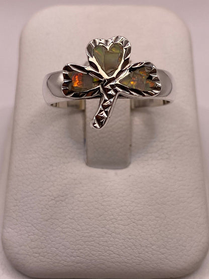 Anillo Artesanal de Plata Ley 950 con Ópalo de Fuego Tornasol, vista frontal