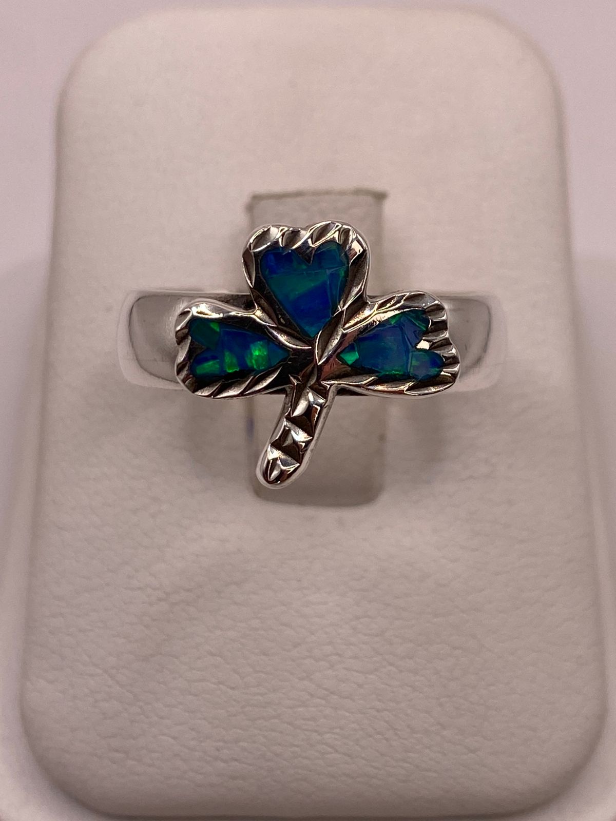 Anillo Artesanal de Plata Ley 950 con Ópalo de Fuego Verde y Azul en báscula mostrando peso