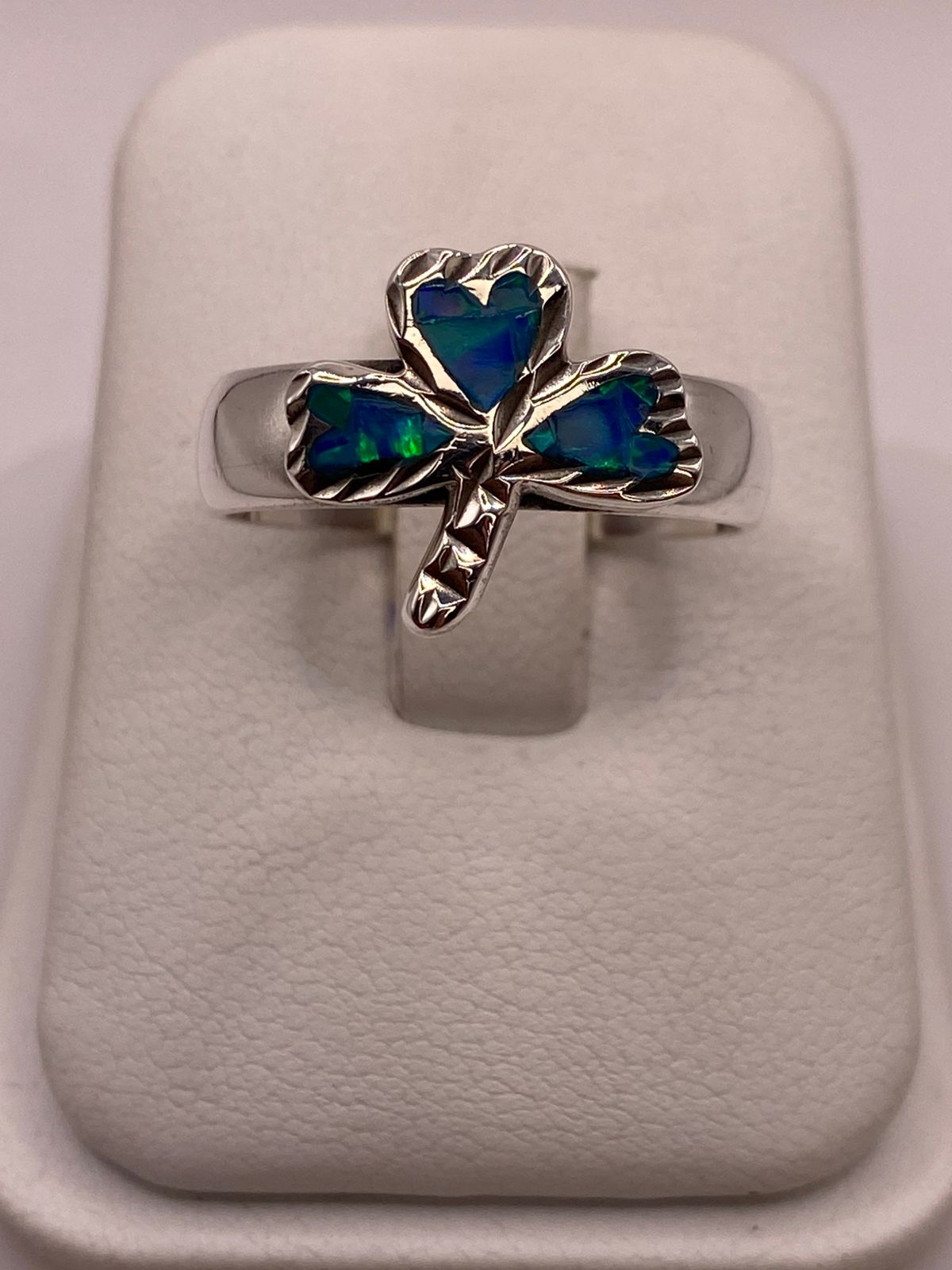 Anillo Artesanal de Plata Ley 950 con Ópalo de Fuego Verde y Azul, vista de detalle