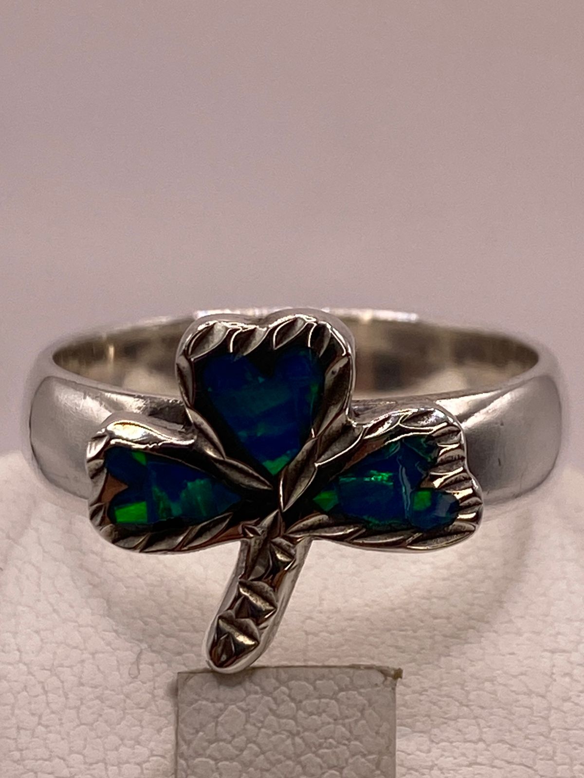 Anillo Artesanal de Plata Ley 950 con Ópalo de Fuego Verde y Azul, vista superior