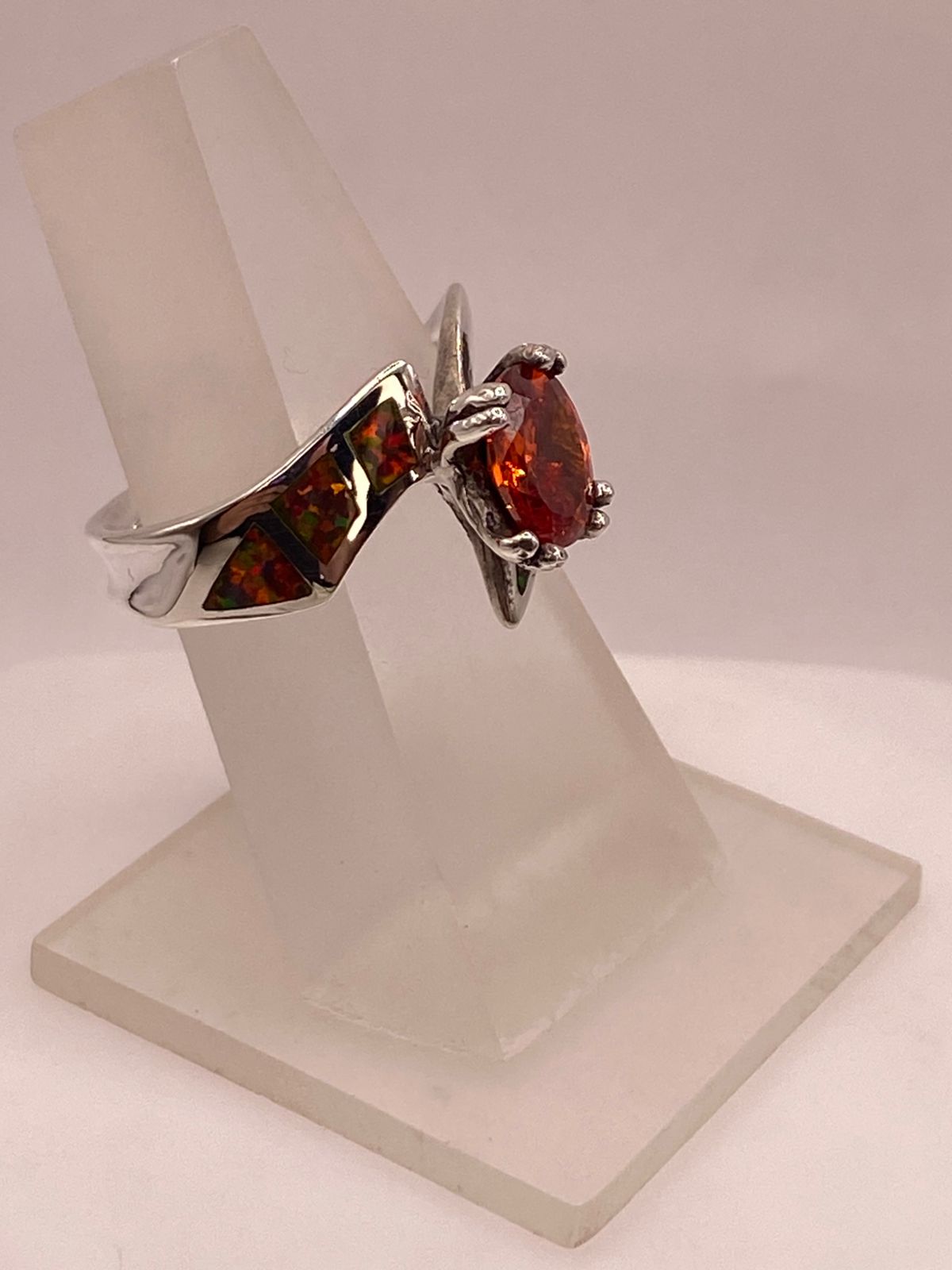 Anillo Artesanal de Plata Ley 950 con Ópalo de Fuego y Zirconia, vista frontal