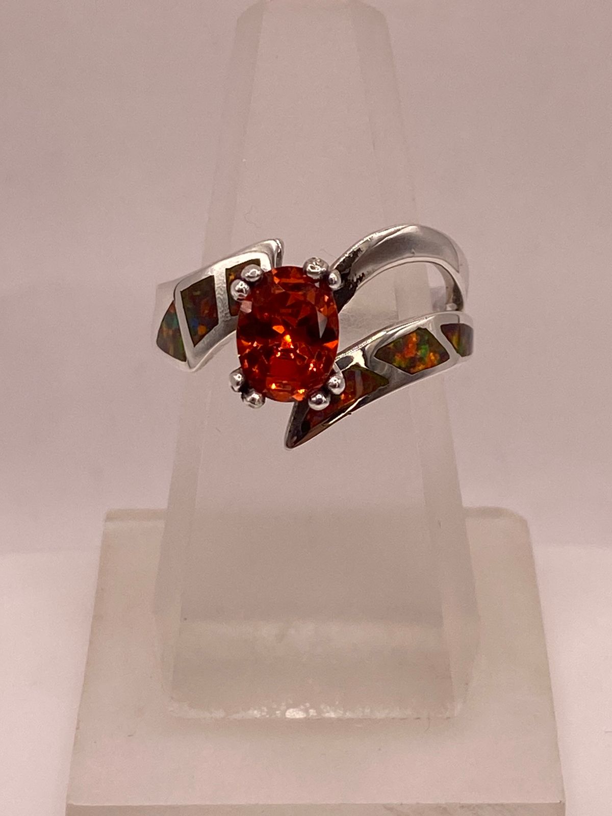 Anillo Artesanal de Plata Ley 950 con Ópalo de Fuego y Zirconia, vista lateral