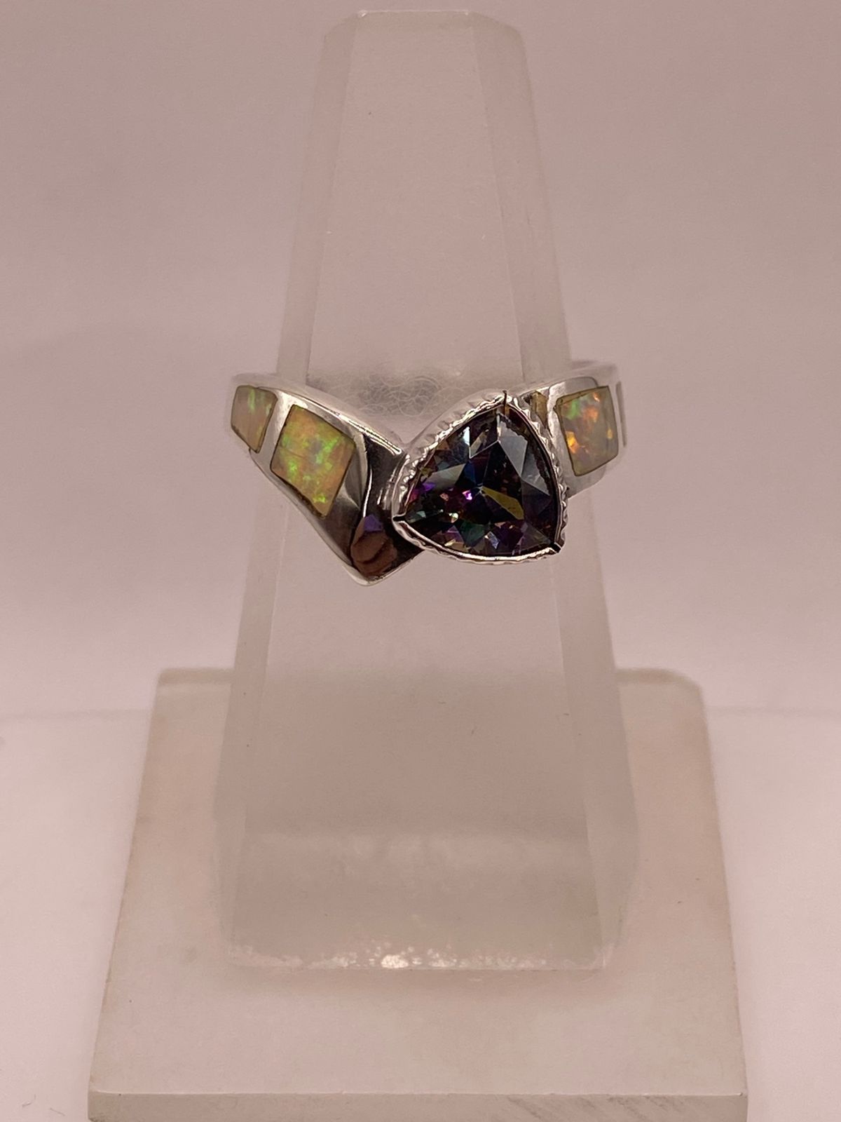 Anillo Artesanal de Plata Ley 950 con Ópalo de Fuego y Zirconia — ángulo diagonal