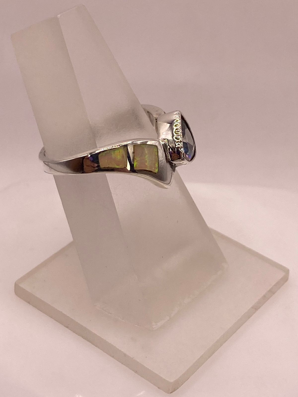 Anillo Artesanal de Plata Ley 950 con Ópalo de Fuego y Zirconia, vista lateral