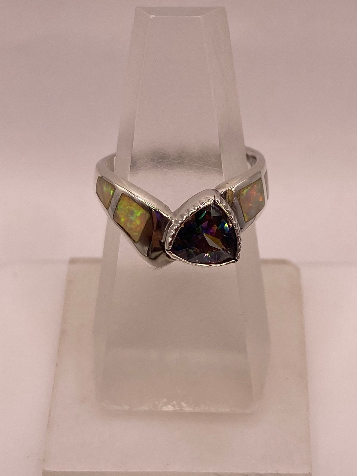 Anillo Artesanal de Plata Ley 950 con Ópalo de Fuego y Zirconia, vista de detalle