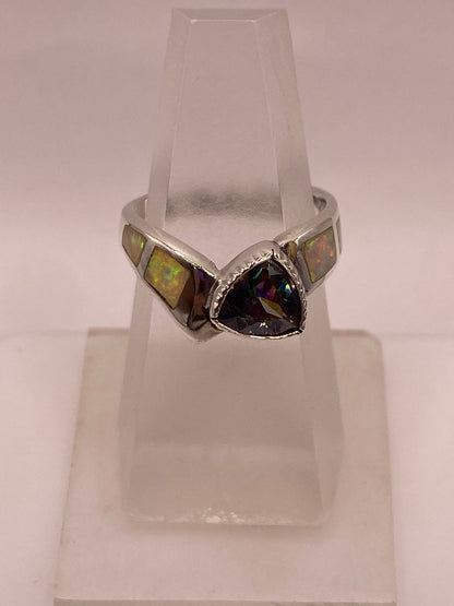Anillo Artesanal de Plata Ley 950 con Ópalo de Fuego y Zirconia, vista de detalle