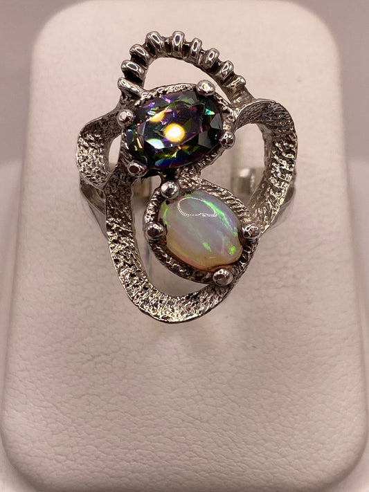 Anillo Artesanal de Plata Ley 950 con Ópalo de Fuego y Zirconia Tornasol — detalle de acabado