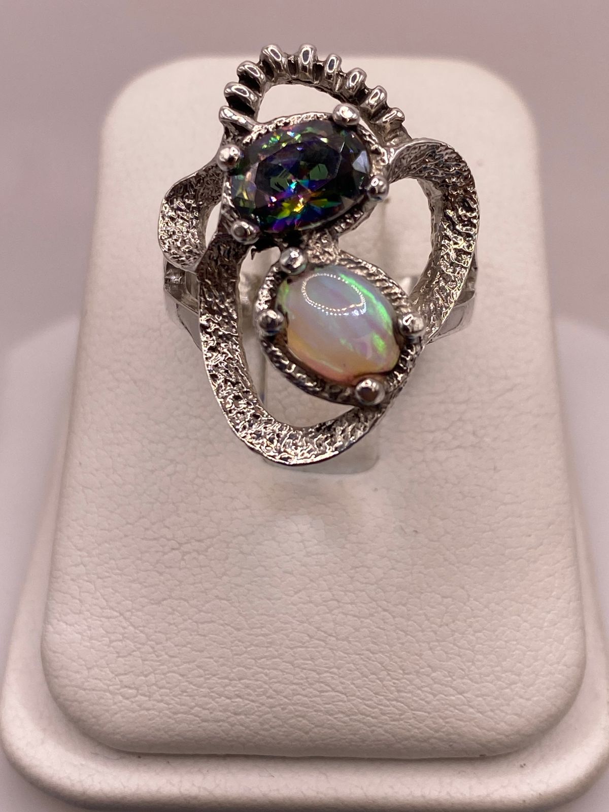 Anillo Artesanal de Plata Ley 950 con Ópalo de Fuego y Zirconia Tornasol, vista superior