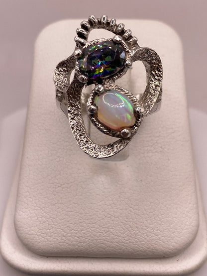 Anillo Artesanal de Plata Ley 950 con Ópalo de Fuego y Zirconia Tornasol, vista superior