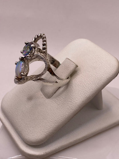 Anillo Artesanal de Plata Ley 950 con Ópalo de Fuego y Zirconia Tornasol, vista lateral