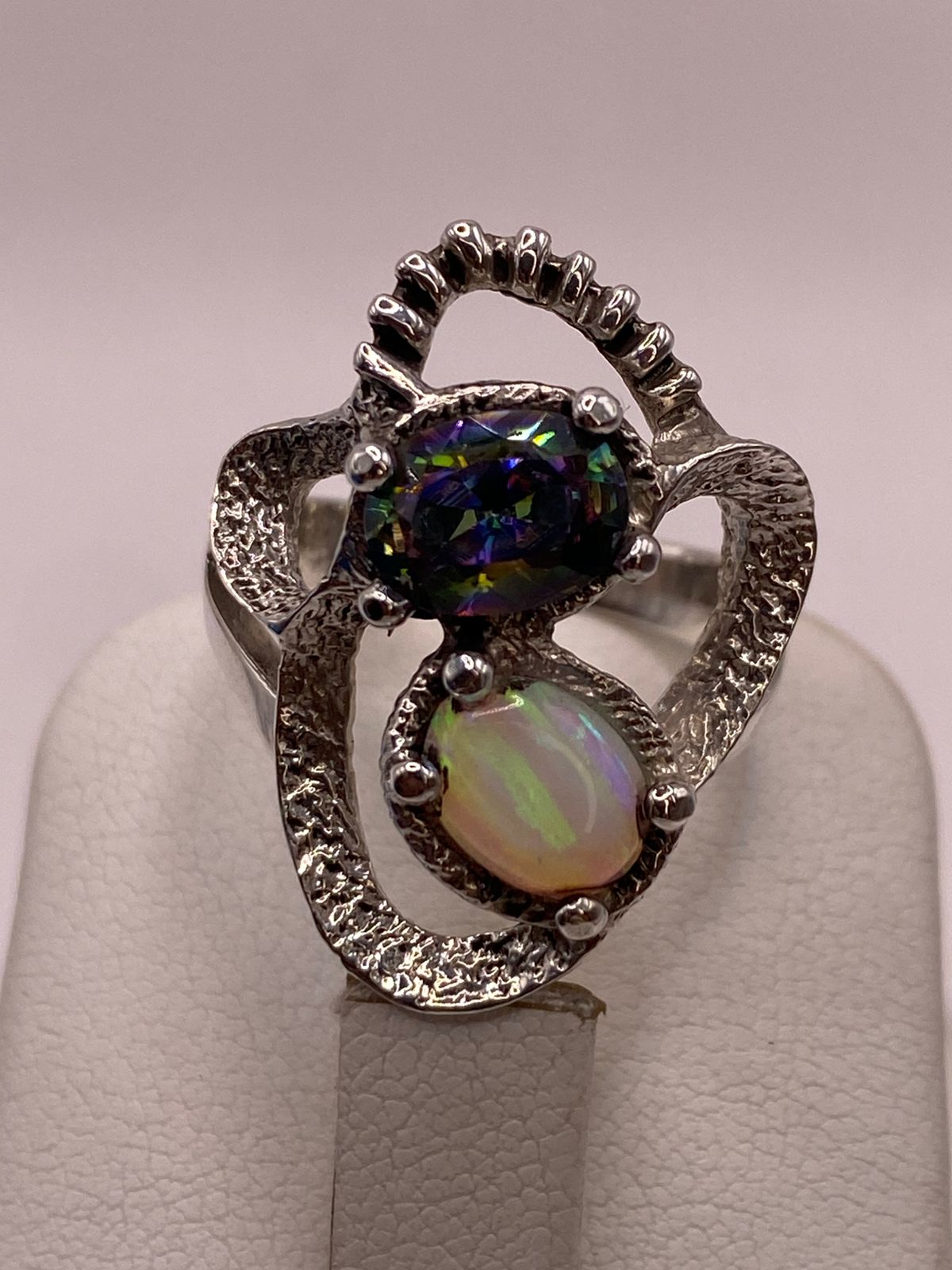Anillo Artesanal de Plata Ley 950 con Ópalo de Fuego y Zirconia Tornasol, vista posterior