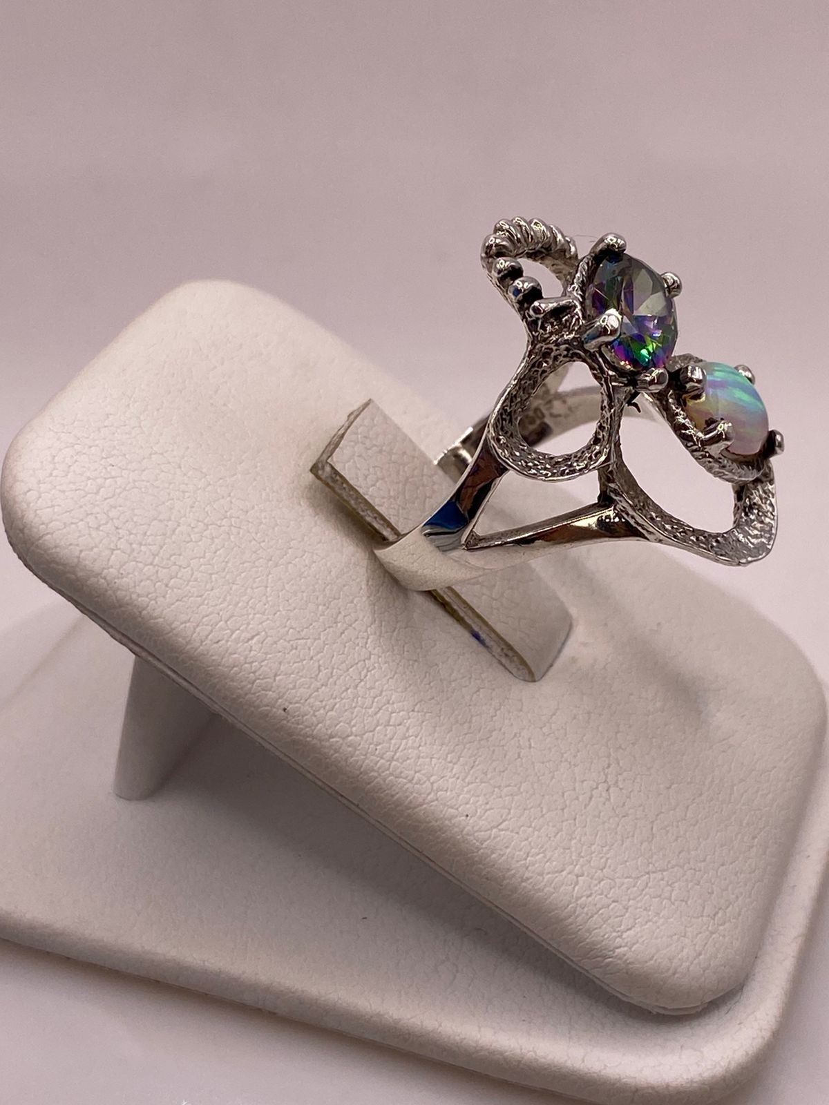 Anillo Artesanal de Plata Ley 950 con Ópalo de Fuego y Zirconia Tornasol, vista de detalle