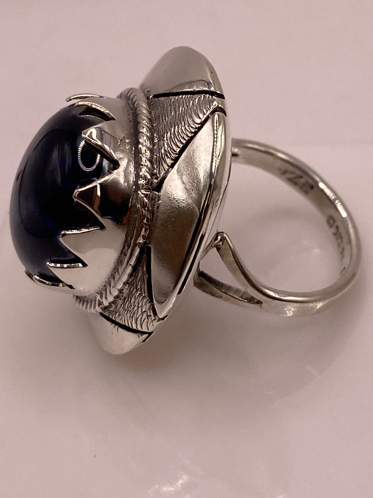 Anillo Artesanal de Plata con Piedra Azul en Relieve, sello de autenticidad Plata Ley .925