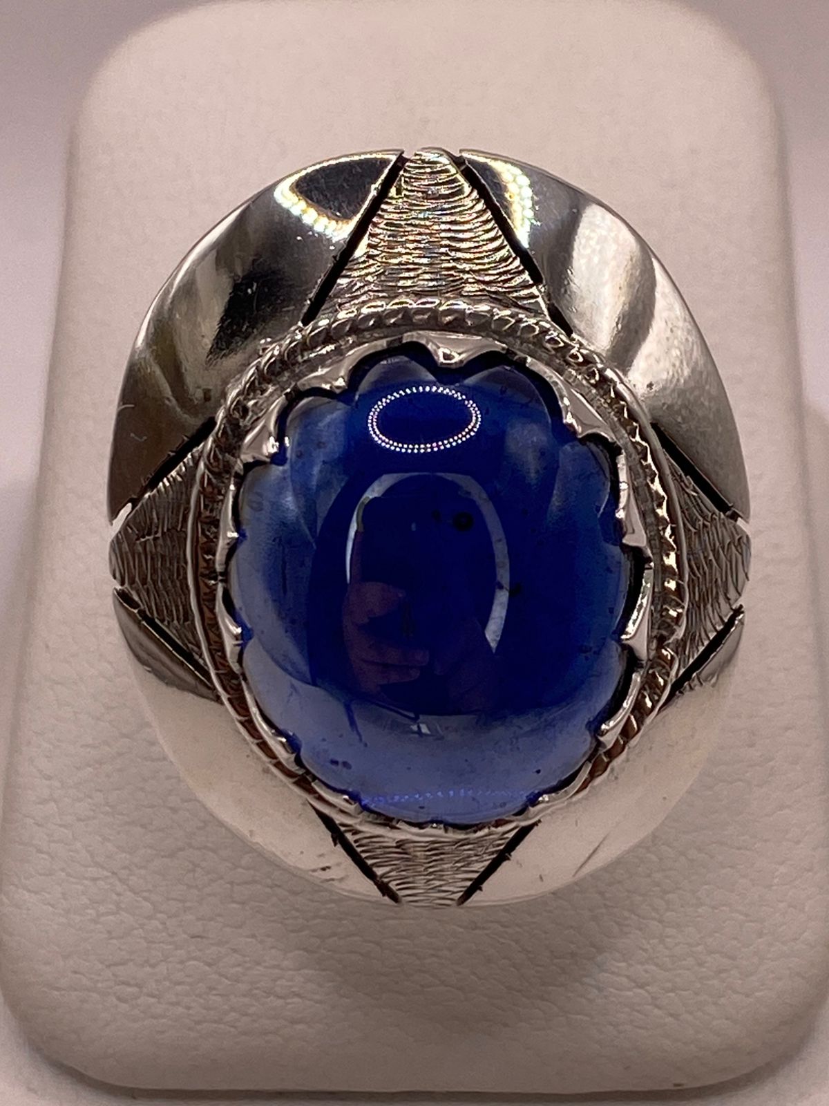 Anillo Artesanal de Plata con Piedra Azul en Relieve, vista frontal
