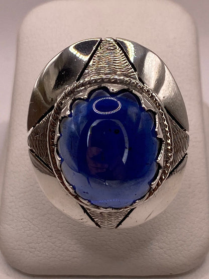 Anillo Artesanal de Plata con Piedra Azul en Relieve, vista frontal