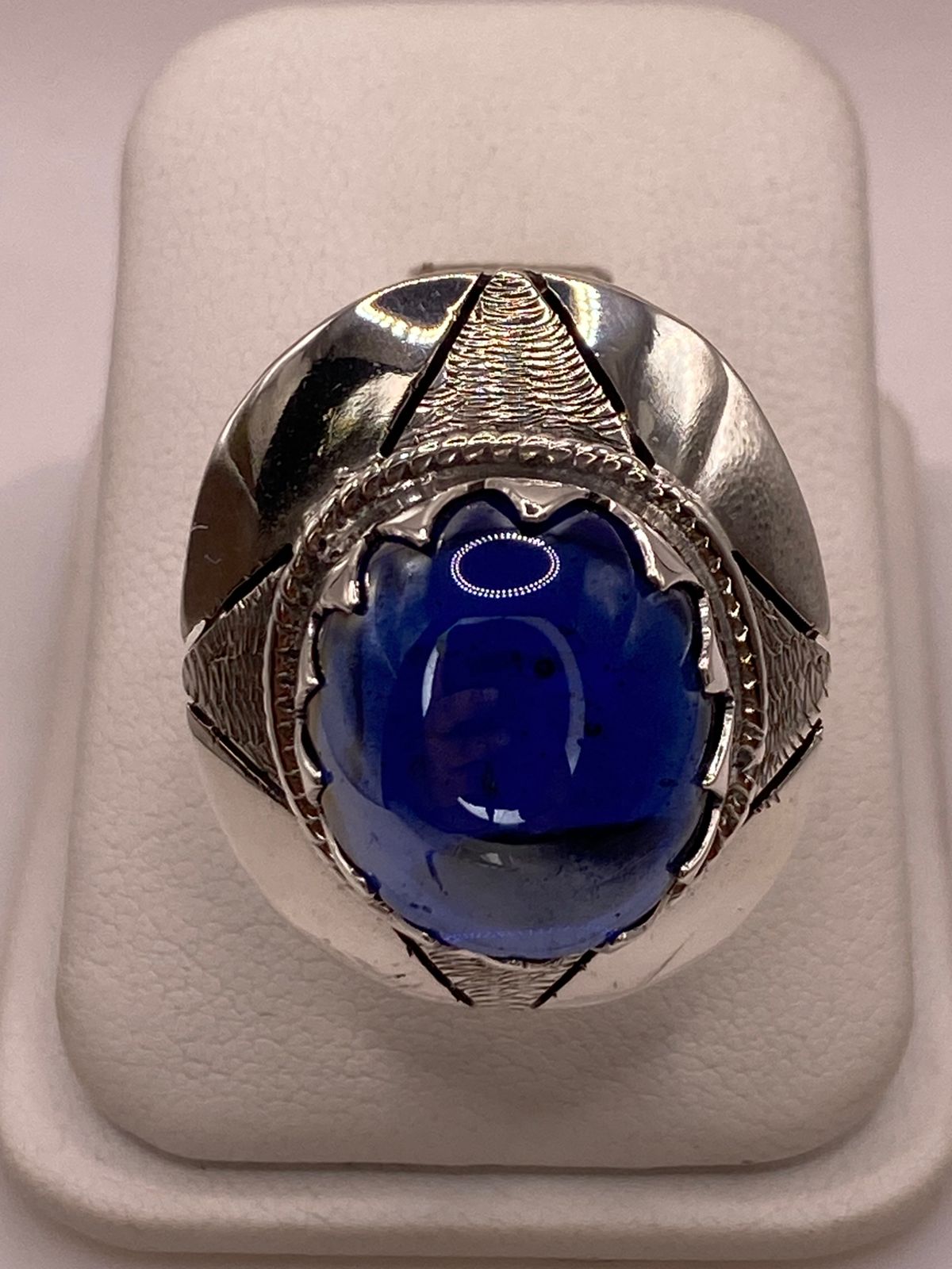 Anillo Artesanal de Plata con Piedra Azul en Relieve, vista de detalle