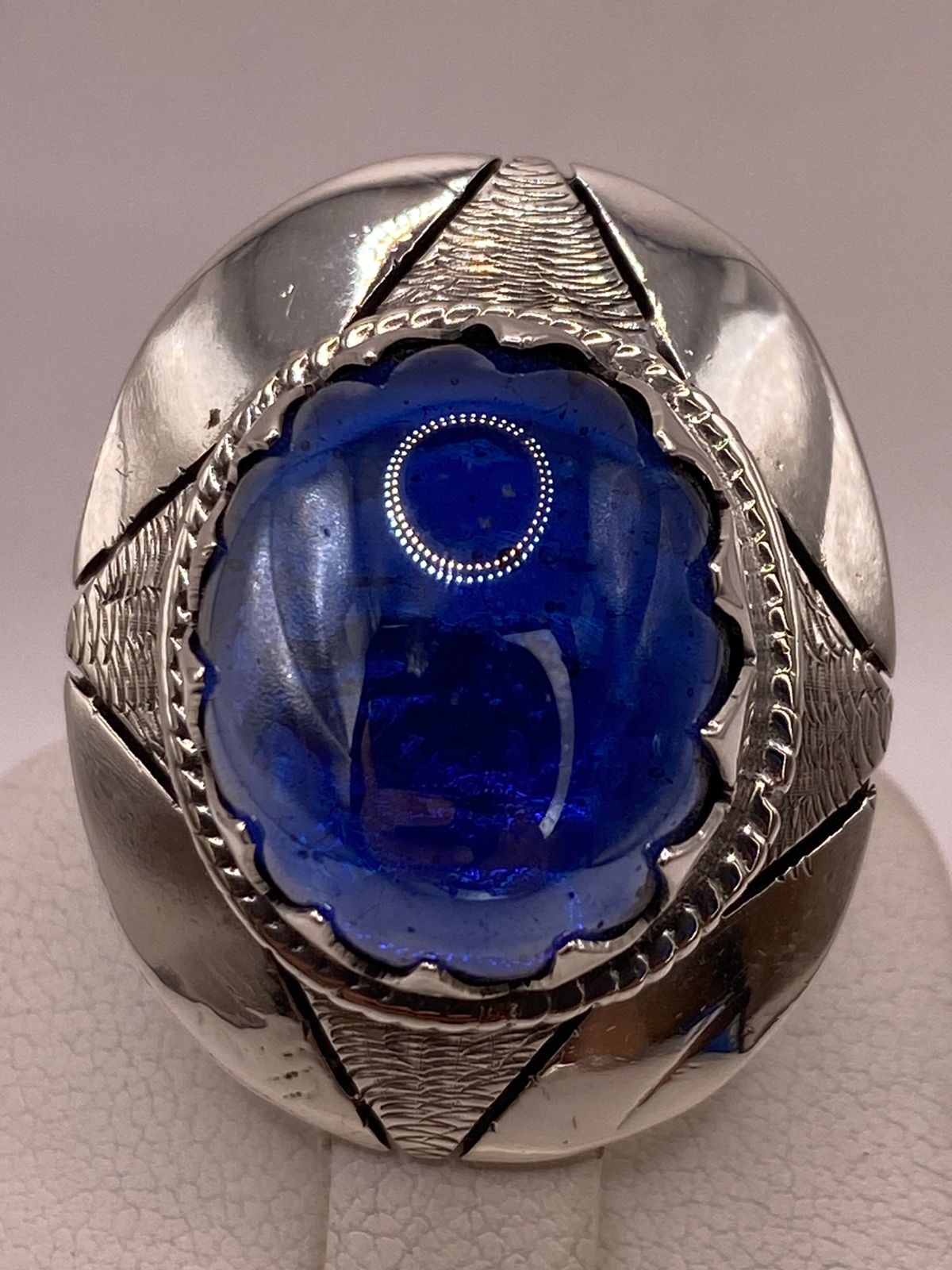 Anillo Artesanal de Plata con Piedra Azul en Relieve, vista superior