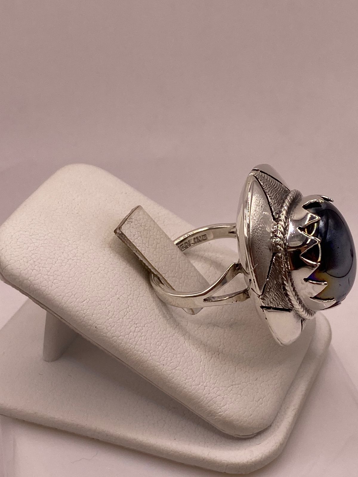 Anillo Artesanal de Plata con Piedra Azul en Relieve, vista lateral