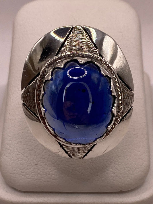 Anillo Artesanal de Plata con Piedra Azul en Relieve en báscula mostrando peso