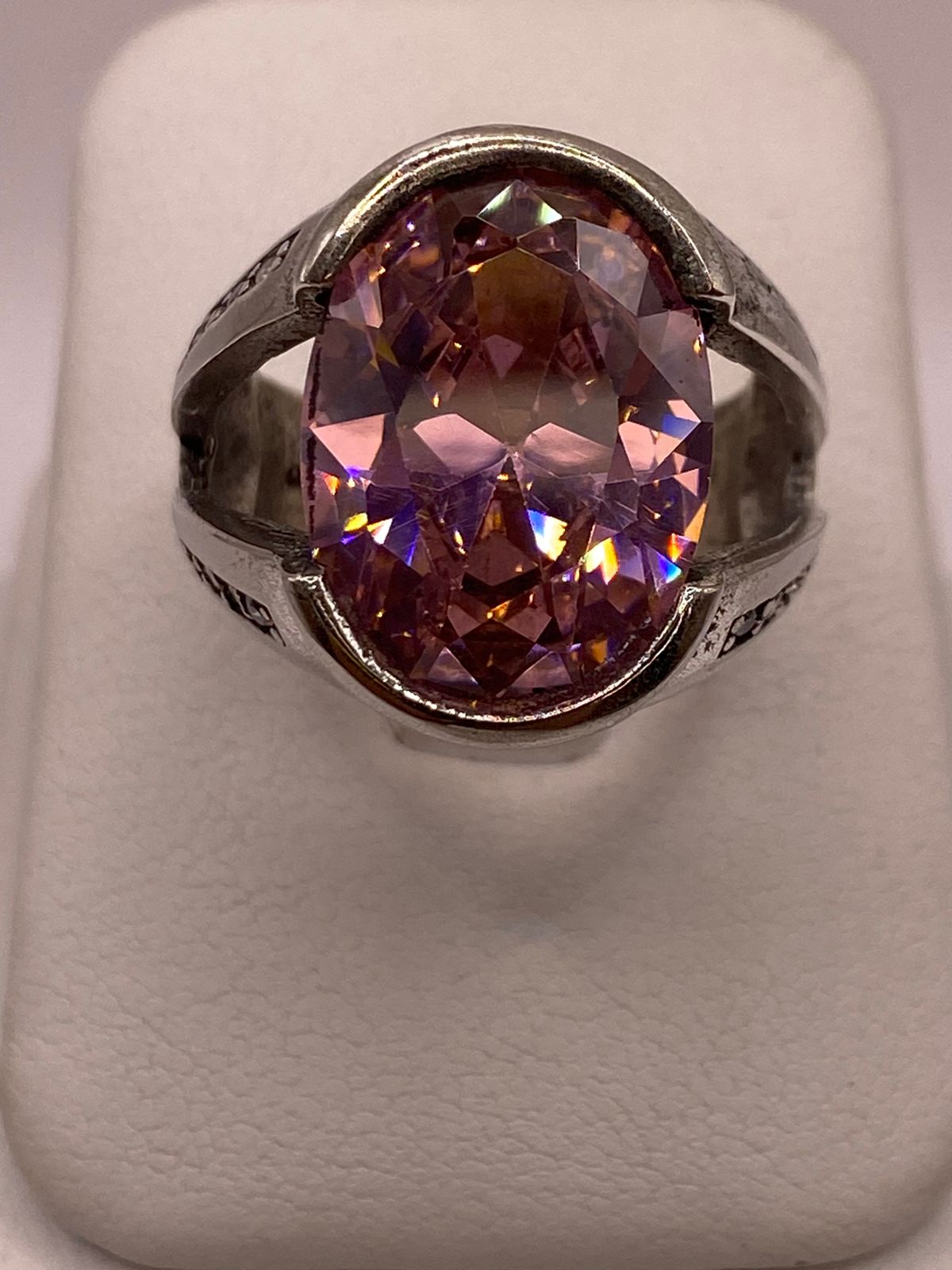 Anillo Artesanal de Plata con Piedra Facetada — vista lateral