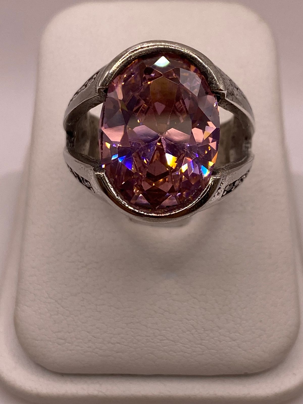 Anillo Artesanal de Plata con Piedra Facetada, vista lateral