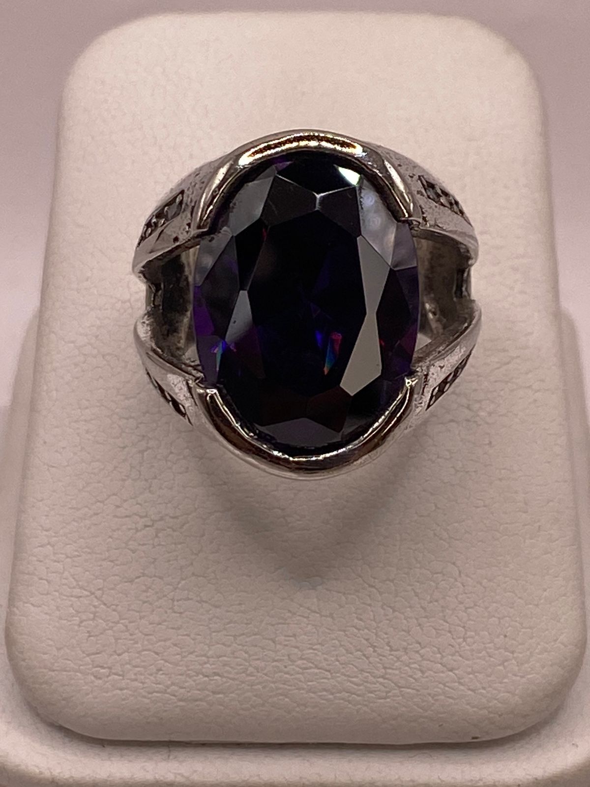 Anillo Artesanal de Plata con Piedra Facetada — vista lateral