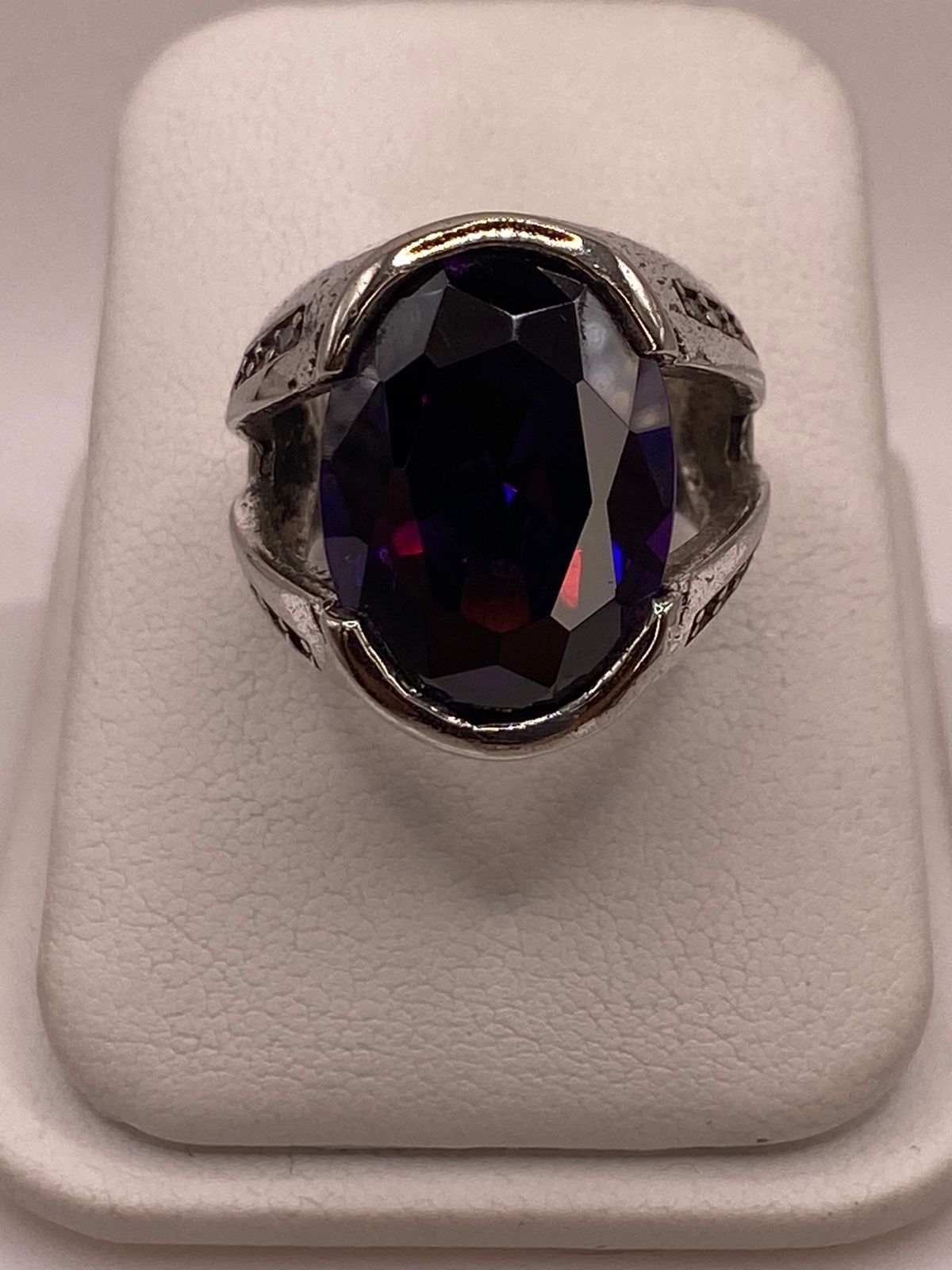 Anillo Artesanal de Plata con Piedra Facetada, vista lateral