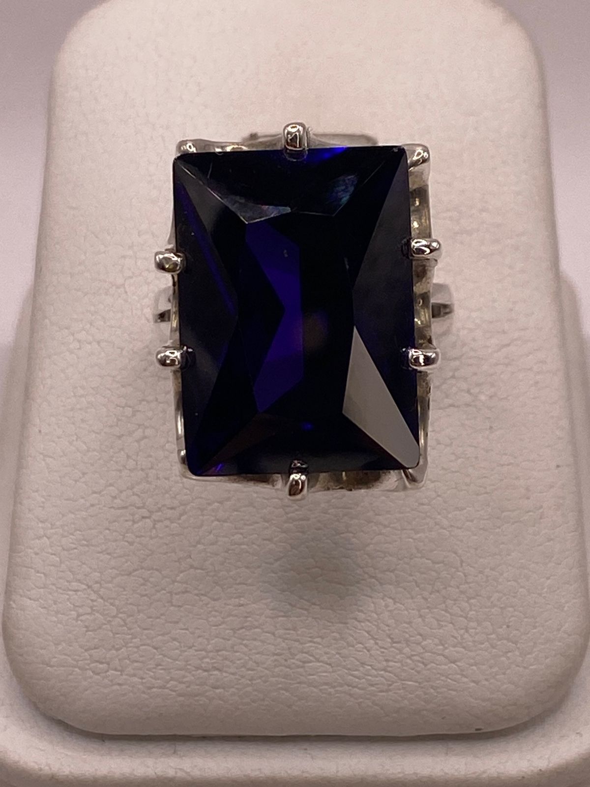 Anillo Artesanal de Plata con Piedra Facetada Oscura — ángulo diagonal