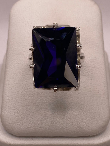 Anillo Artesanal de Plata con Piedra Facetada Oscura — ángulo diagonal