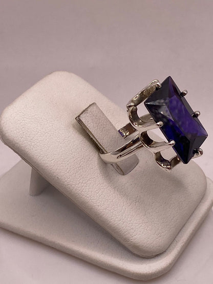 Anillo Artesanal de Plata con Piedra Facetada Oscura, vista frontal