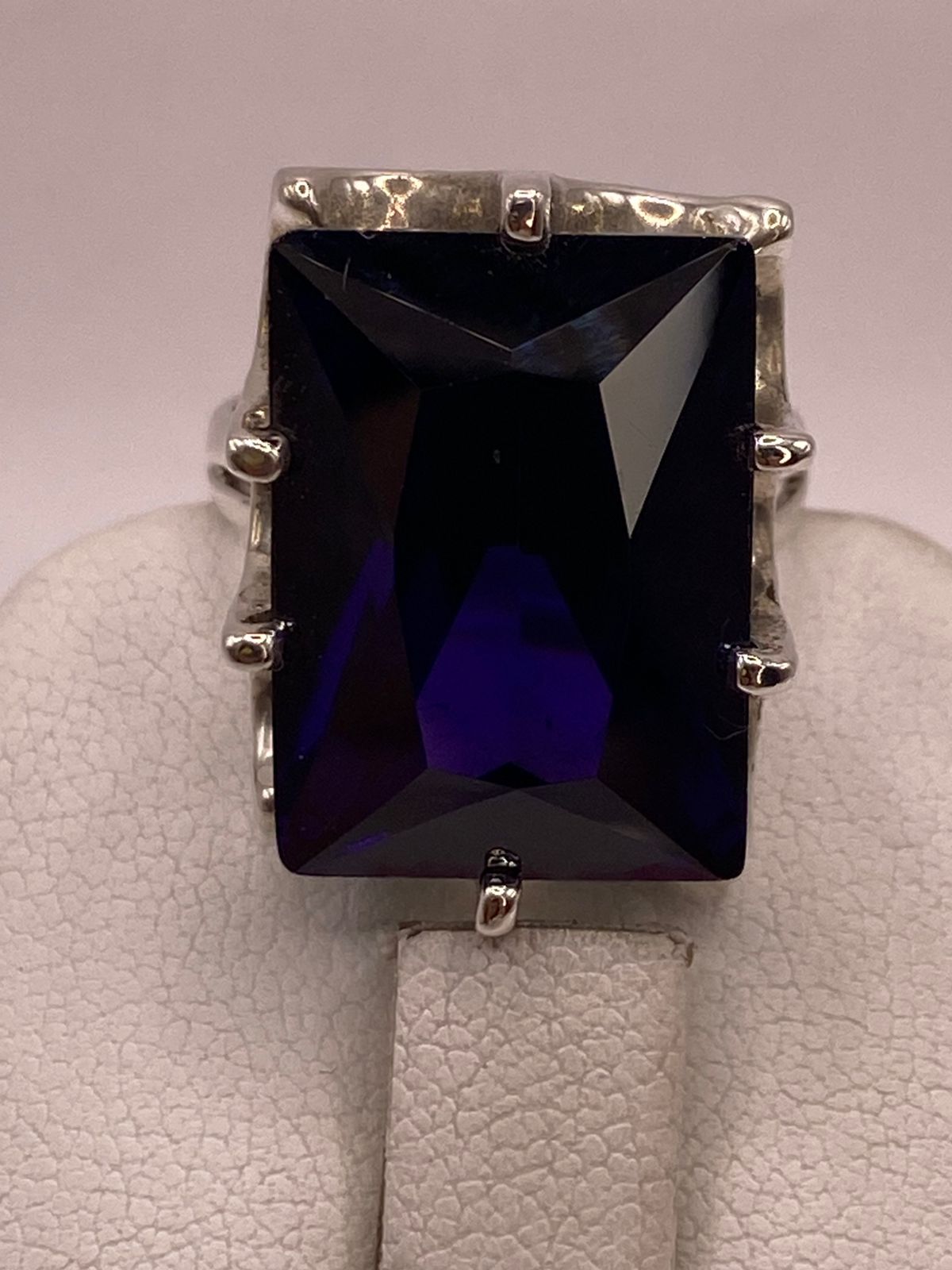 Anillo Artesanal de Plata con Piedra Facetada Oscura, vista de detalle