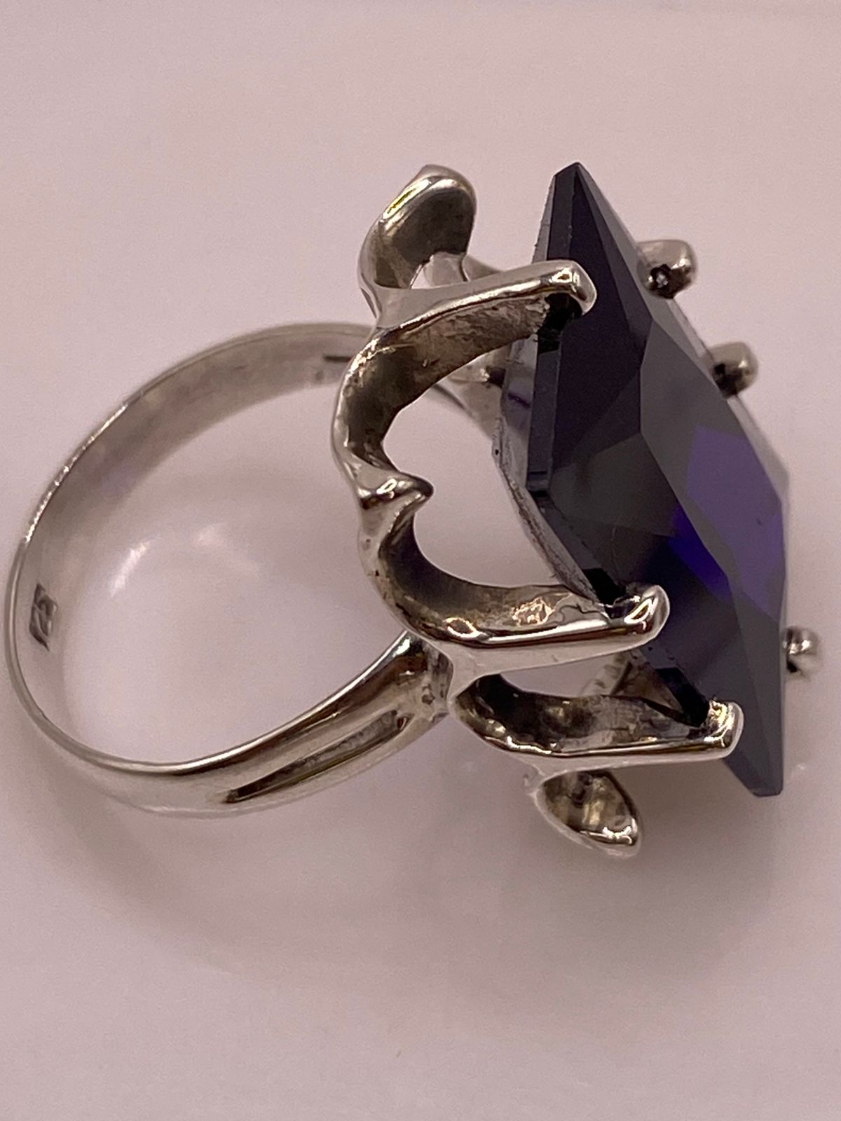 Anillo Artesanal de Plata con Piedra Facetada Oscura, sello de autenticidad Plata Ley .925