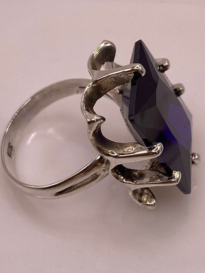 Anillo Artesanal de Plata con Piedra Facetada Oscura, sello de autenticidad Plata Ley .925
