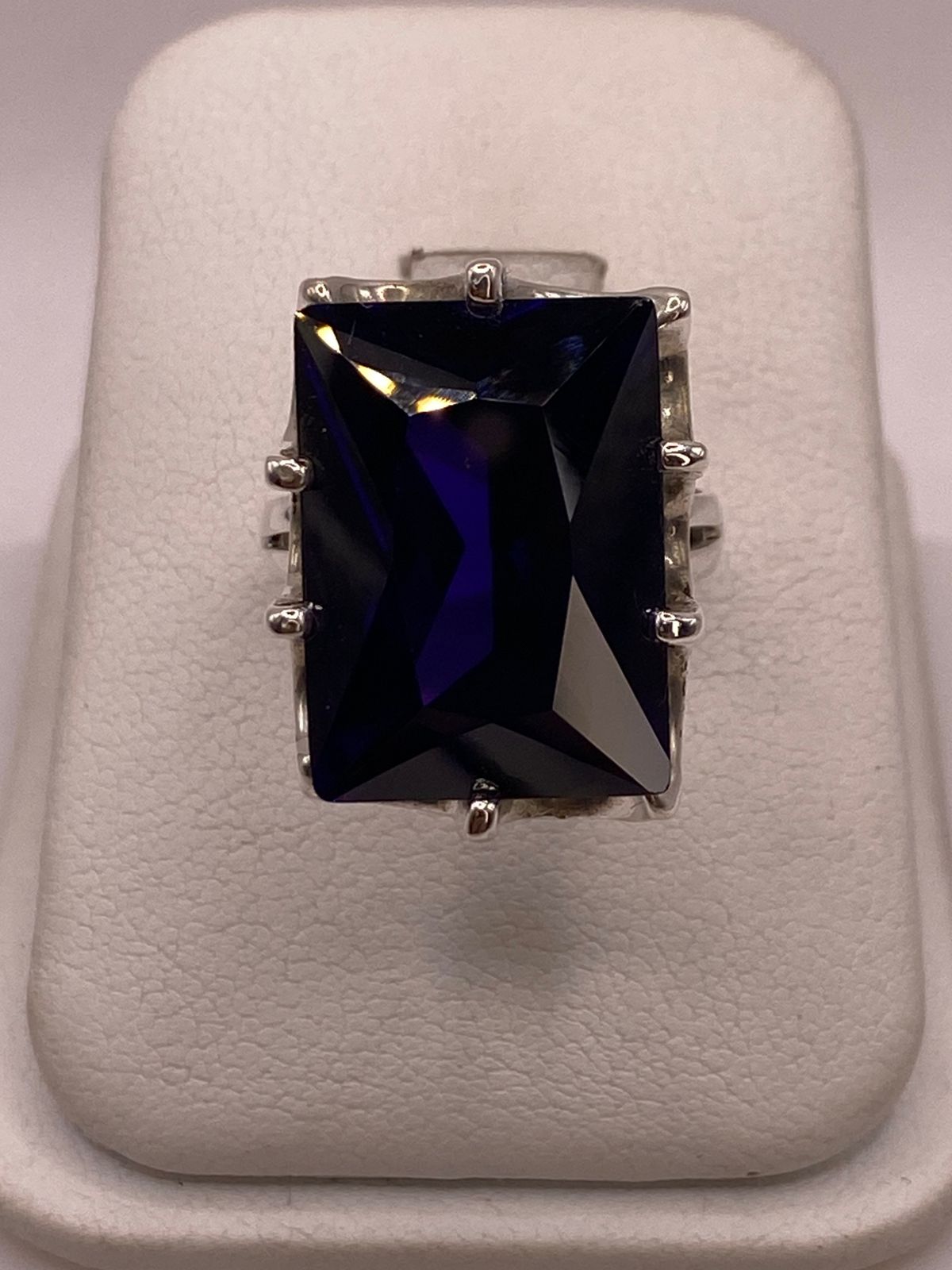 Anillo Artesanal de Plata con Piedra Facetada Oscura, vista lateral