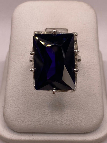Anillo Artesanal de Plata con Piedra Facetada Oscura, vista lateral