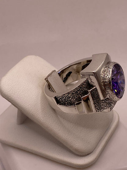 Anillo de plata .925 sello con circonia tornasol y banda geométrica martillada sobre fondo neutro — joyería artesanal Taxco