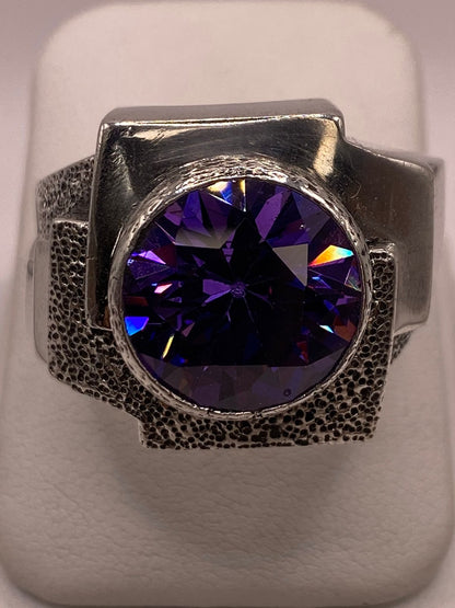 Anillo Artesanal de Plata con Piedra Tornasol Facetada en báscula mostrando peso