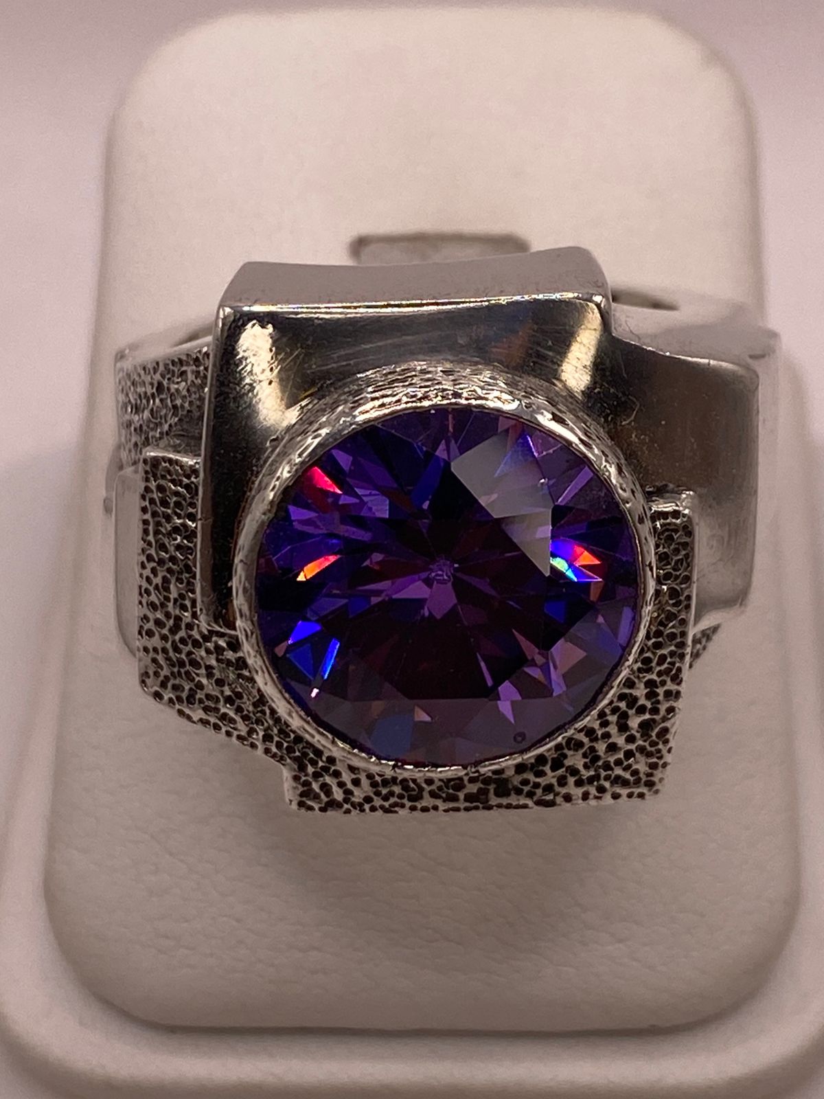 Anillo sello de plata .925 con circonia tornasol facetada puesto en mano masculina — hecho a mano en Taxco