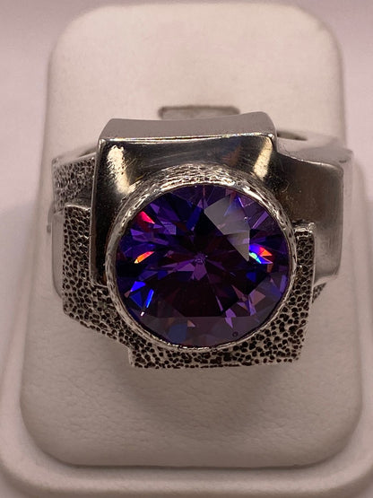 Anillo sello de plata .925 con circonia tornasol facetada puesto en mano masculina — hecho a mano en Taxco