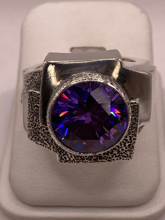 Anillo sello de plata .925 con circonia tornasol facetada puesto en mano masculina — hecho a mano en Taxco