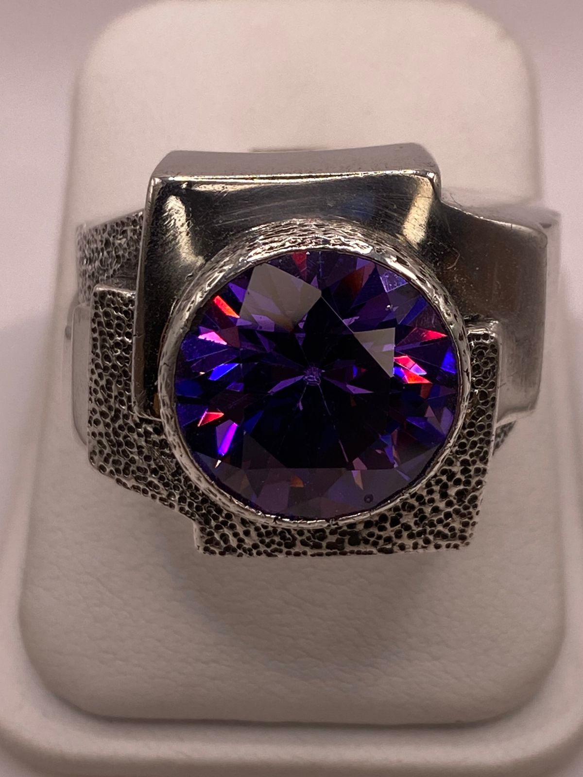 Sello de ley .925 grabado en el interior del anillo artesanal con circonia tornasol, hecho en Taxco