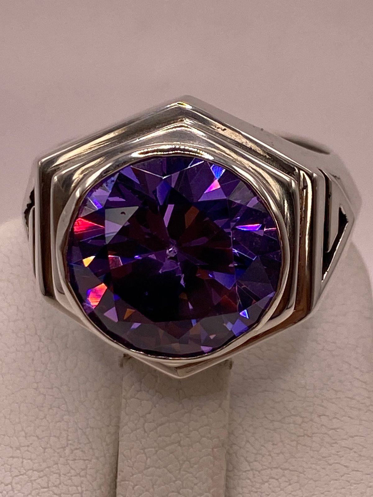Anillo Artesanal de Plata con Piedra Tornasol en Relieve, sello de autenticidad Plata Ley .925