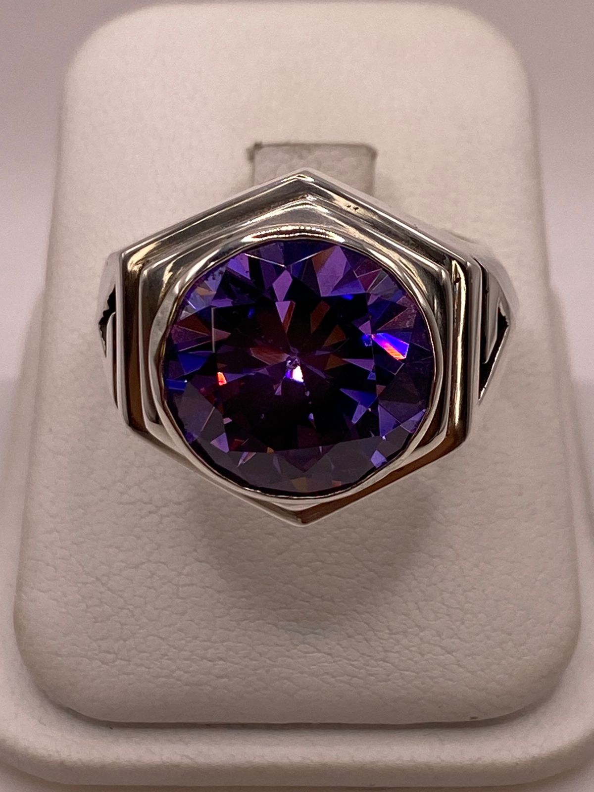 Anillo Artesanal de Plata con Piedra Tornasol en Relieve — ángulo diagonal